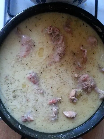 Кролик, тушеный в сметане с луком