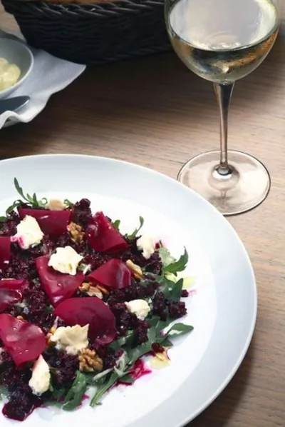 Салат из свеклы и грецких орехов под соусом «Ремулад»