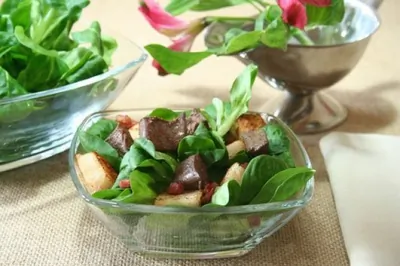 Салат из печени со шпинатом и арахисом