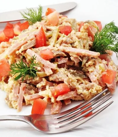 Салат из бекона с сыром, грецкими орехами и каперсами