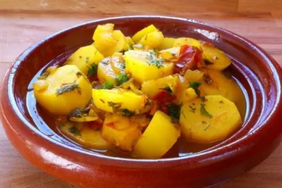 Картофельный салат с клюквой и яблочным соусом