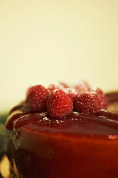 Шоколадный торт с малиной