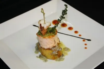 Лосось с крокетами из картофеля, дрессингом из огурца