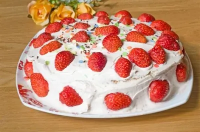 Торт с клубникой и пассифлорой