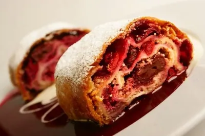 Штрудель с вишнево-сливовой начинкой