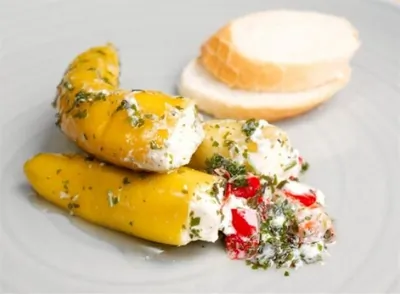 Перцы халапеньо, фаршированные маскарпоне, в беконе на гриле