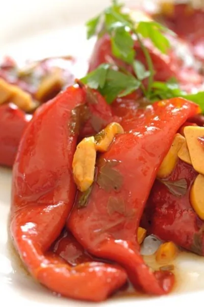 Салат из разноцветных перцев с базиликом на гриле