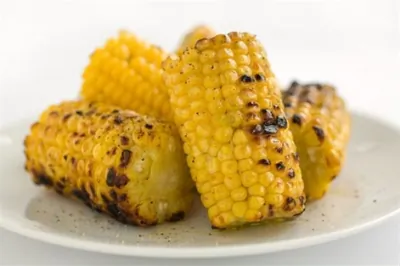 Кукуруза на шпажках в пармезане и табаско