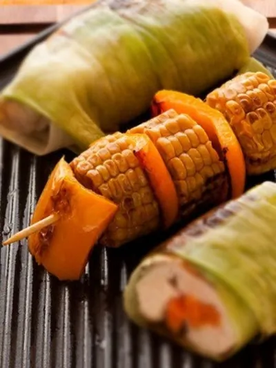 Шашлыки из разноцветных перцев и кукурузы на гриле в ароматном масле с кумином