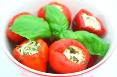 Помидоры, фаршированные творогом и луком