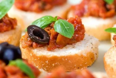 Брускетта с томатами и анчоусами