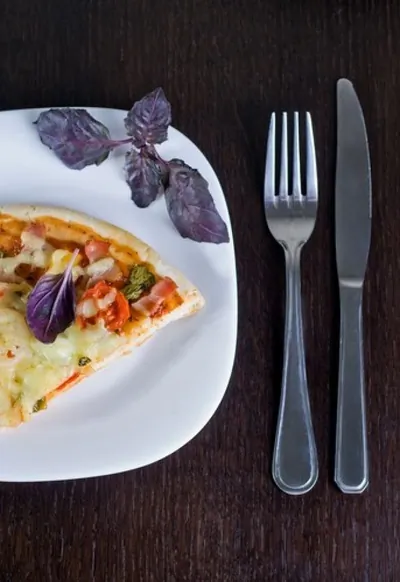 Пицца с беконом и овощами