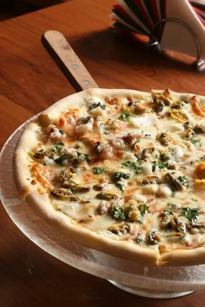 Пицца с ветчиной, моллюсками и анчоусами