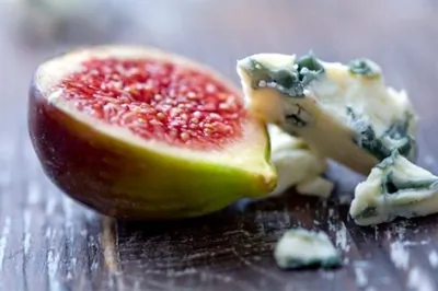 Фаршированный козьим сыром инжир в виноградных листьях на гриле, сбрызнутый медом