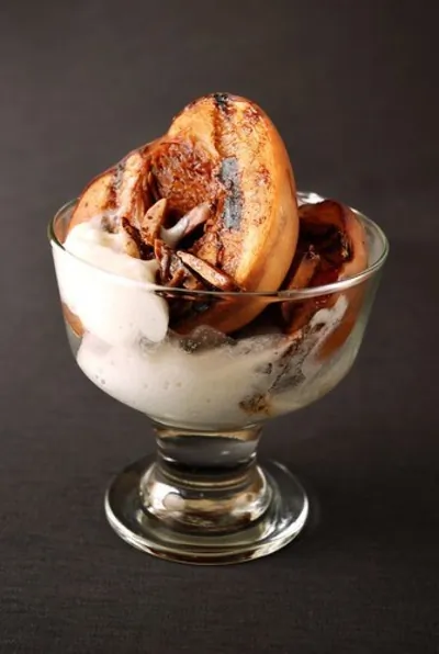 Персики на гриле в темном роме с карамельным мороженым