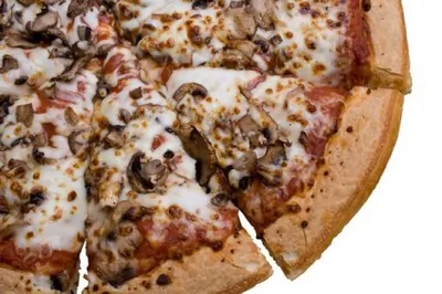 Пицца со свежими грибами под соусом