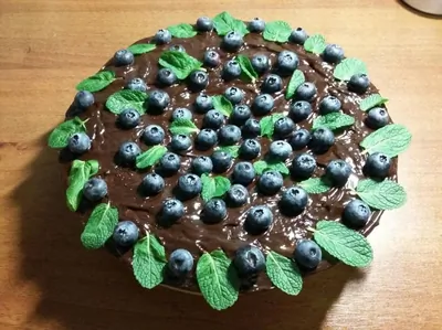 Шоколадный торт с клубникой