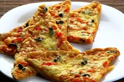 Пицца с копченостями и черносливом