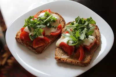 Горячий средиземноморский бутерброд