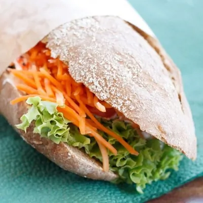 Булочки с морковной начинкой и хумусом