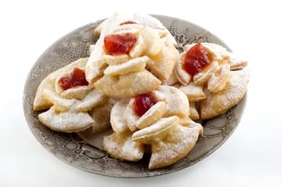 Фигурное печенье из слоеного теста с клубничным джемом