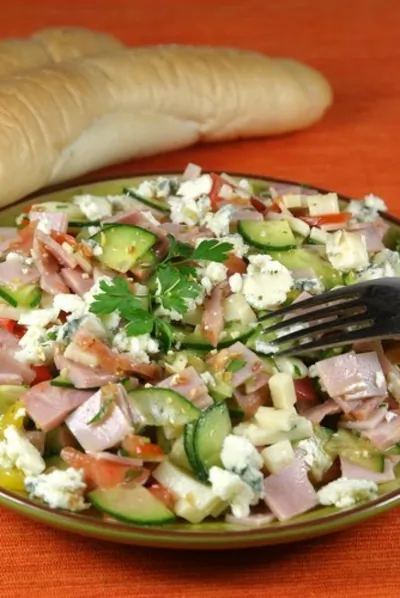 Салат из творога с ветчиной и овощами