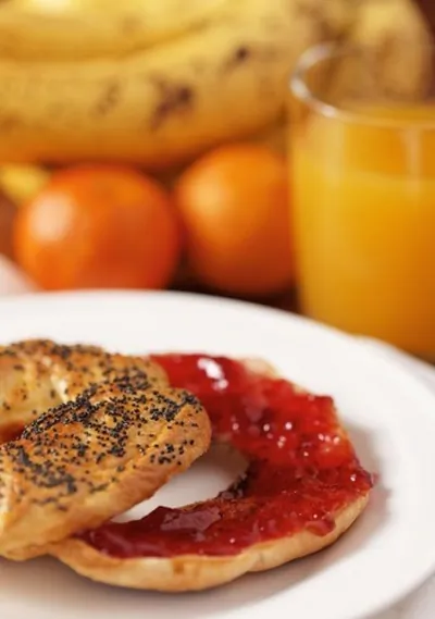 Бублики с арахисово-клубничной начинкой