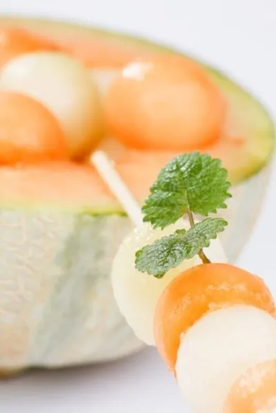 Мускусная дыня на гриле с медово-мятным соусом