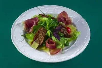 Салат с пармской ветчиной
