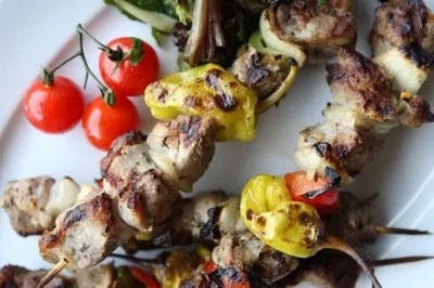 Шашлыки из гусиных грудок, бекона, лука и зеленого перца