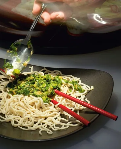 Пшеничная лапша с соусом из зеленого лука и имбиря