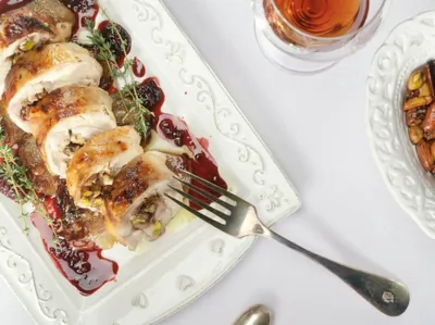 Курица, фаршированная орехами и черносливом, с ежевичным соусом