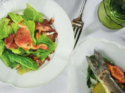 Тушеная савойская капуста, каштаны и панчетта