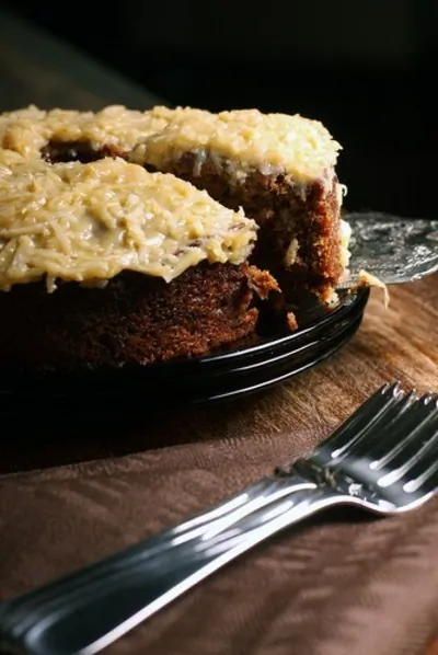 Шоколадный торт с кокосом и орехами пекан