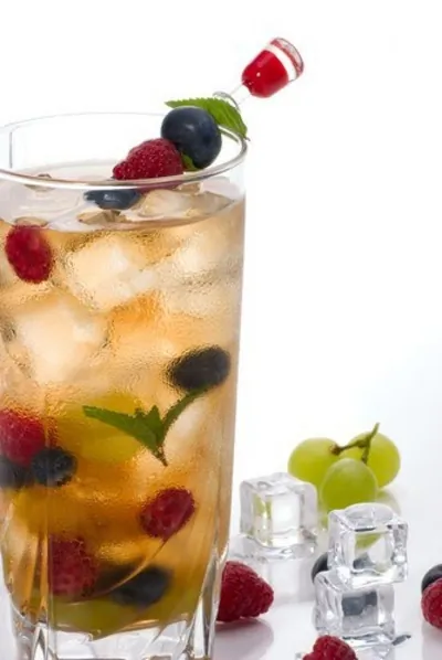 Имбирный пунш с белым ромом, ананасами и черникой