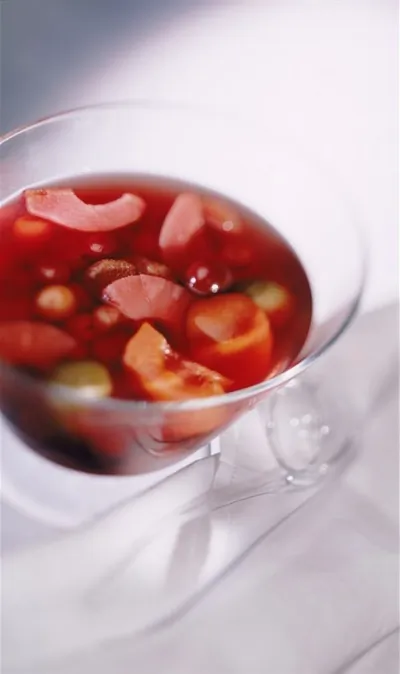 Летний фруктово-ягодный пунш с розовым шампанским