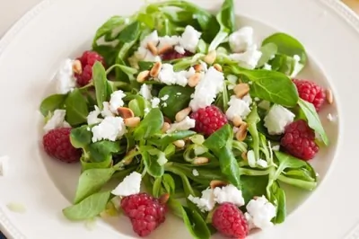 Салат со шпинатом, малиной и фетой