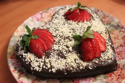 Шоколадный торт с черникой и вишней