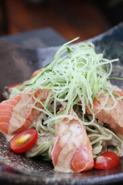 Теплый салат из гречневой лапши с помидорами и лососем