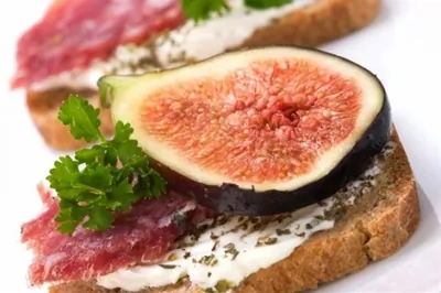 Запеченный инжир с пармской ветчиной и сыром