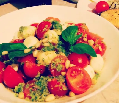 Капрезе с шариками моцареллы и соусом песто