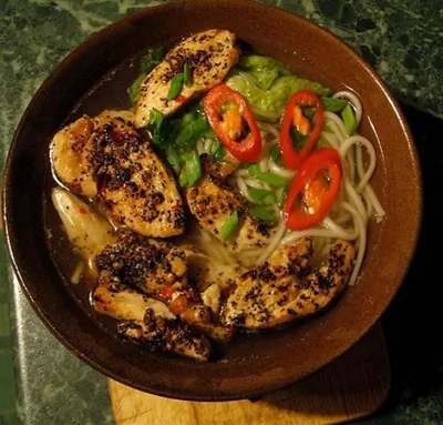 Азиатский куриный суп с лапшой