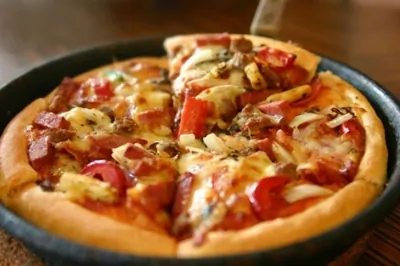 Пицца с пепперони и сладким перцем