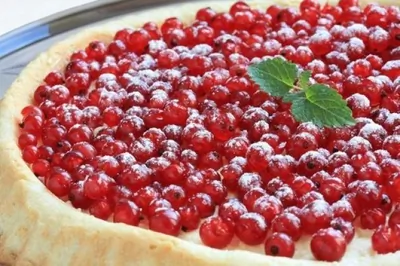 Сладкая пицца с красной смородиной