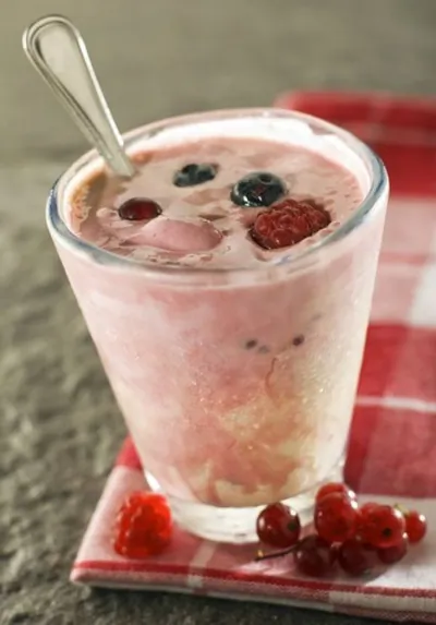 Йогуртовый шейк из трех фруктов