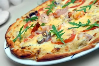 Пицца с рыбой, крабами и соусом из морской капустой