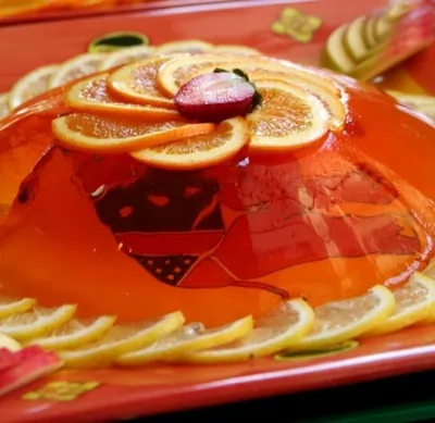 Желе из белой сангрии с фруктами