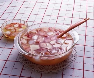 Суп с клубникой и фруктовым вином