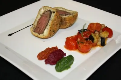 Ягненок с капанатой, с фасолью и тремя видами пюре