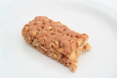 Батончики с шоколадом, ирисками и орехами